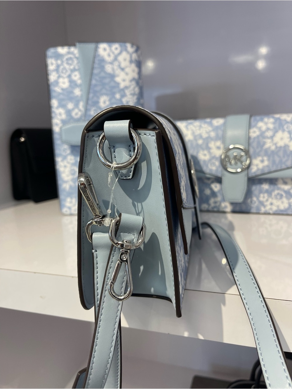 MICHAEL KORS Greenwich Md Printed Signature Logo Convertible Shoulder
Pale Ocean - Picture 6 of 16